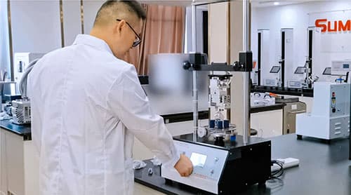 口服液體藥用聚酶瓶瓶蓋扭矩儀XGY-03操作現(xiàn)場圖 口服液體藥用聚酶瓶瓶蓋扭矩儀XGY-03操作現(xiàn)場圖